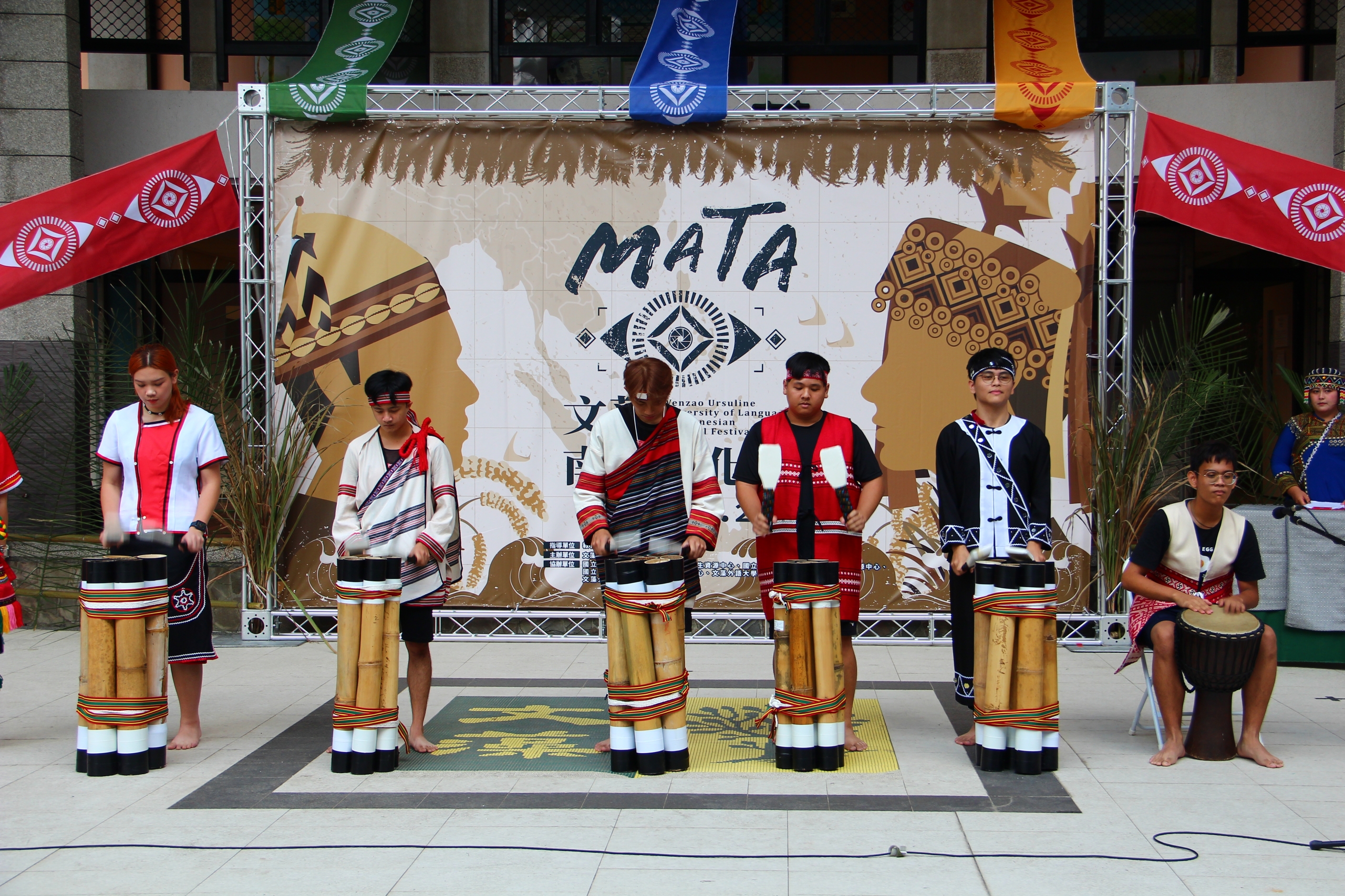 原住民新生代以原住民舞搭配阿美族樂器旮亙（Kakeng，竹鐘）演出